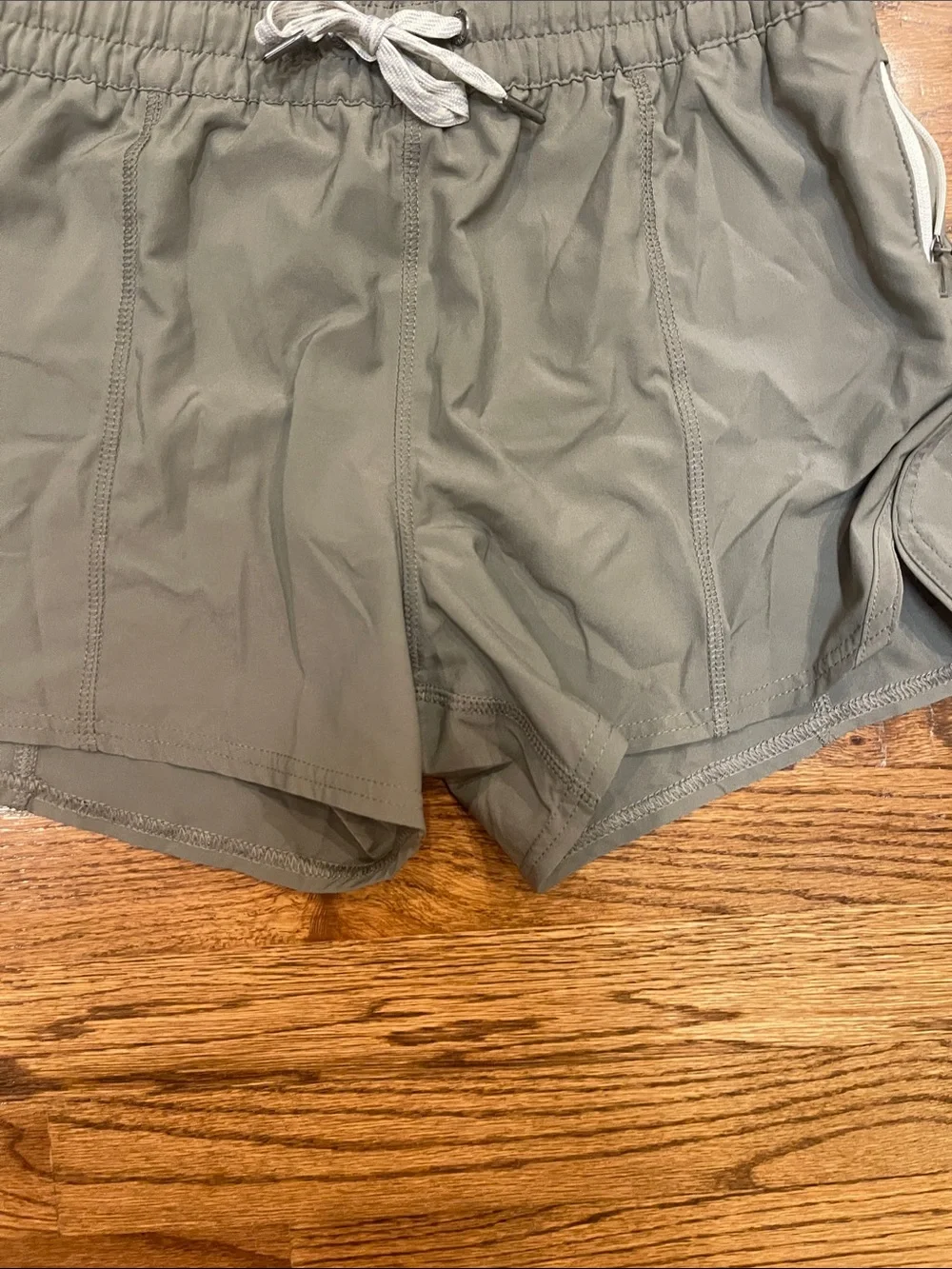 Vuori Women's Clementine 2.0 Shorts in Olive gray Sz M - Picture 5 of 13